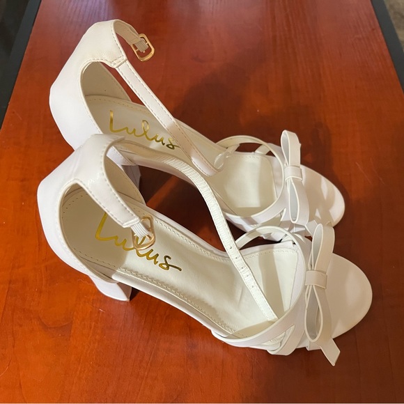 Cute pair of white bowed ankle strap high-heeled sandals! - Picture 2 of 2